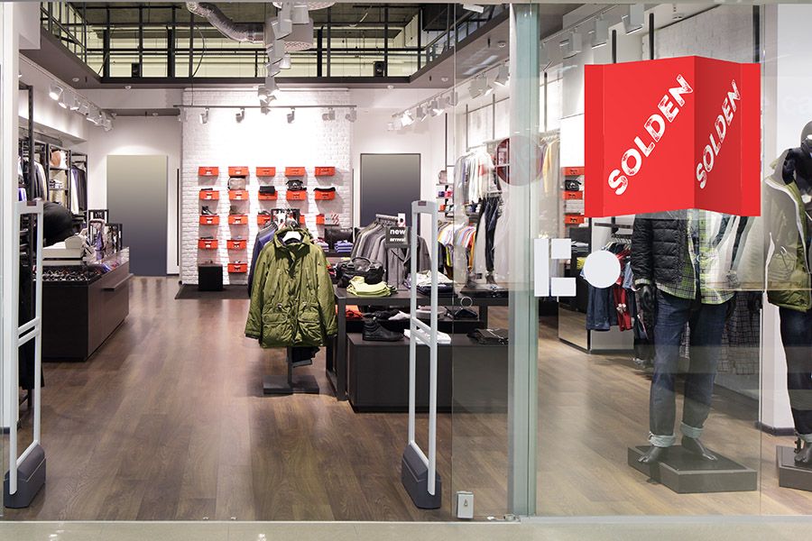 v-bord tegen een vitrine om solden aan te kondigen
